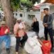 Pers Peduli, Pers Berbagi. Menyalurkan 100 paket nasi bungkus untuk saudara-saudara kita di jalanan.